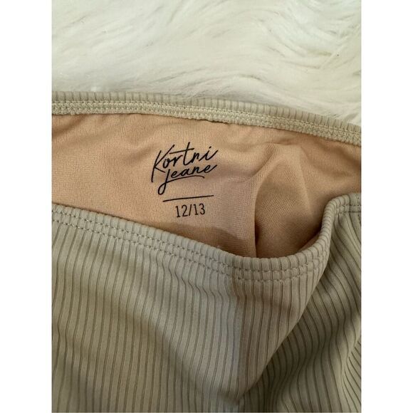 Kortni Jeane Youth Down in Front Ruffle Bottoms Taupe 12/13 - Picture 4 of 6